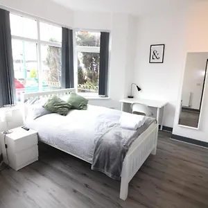 Newly Refurbished Studio, Great Location 8 Aparthotel